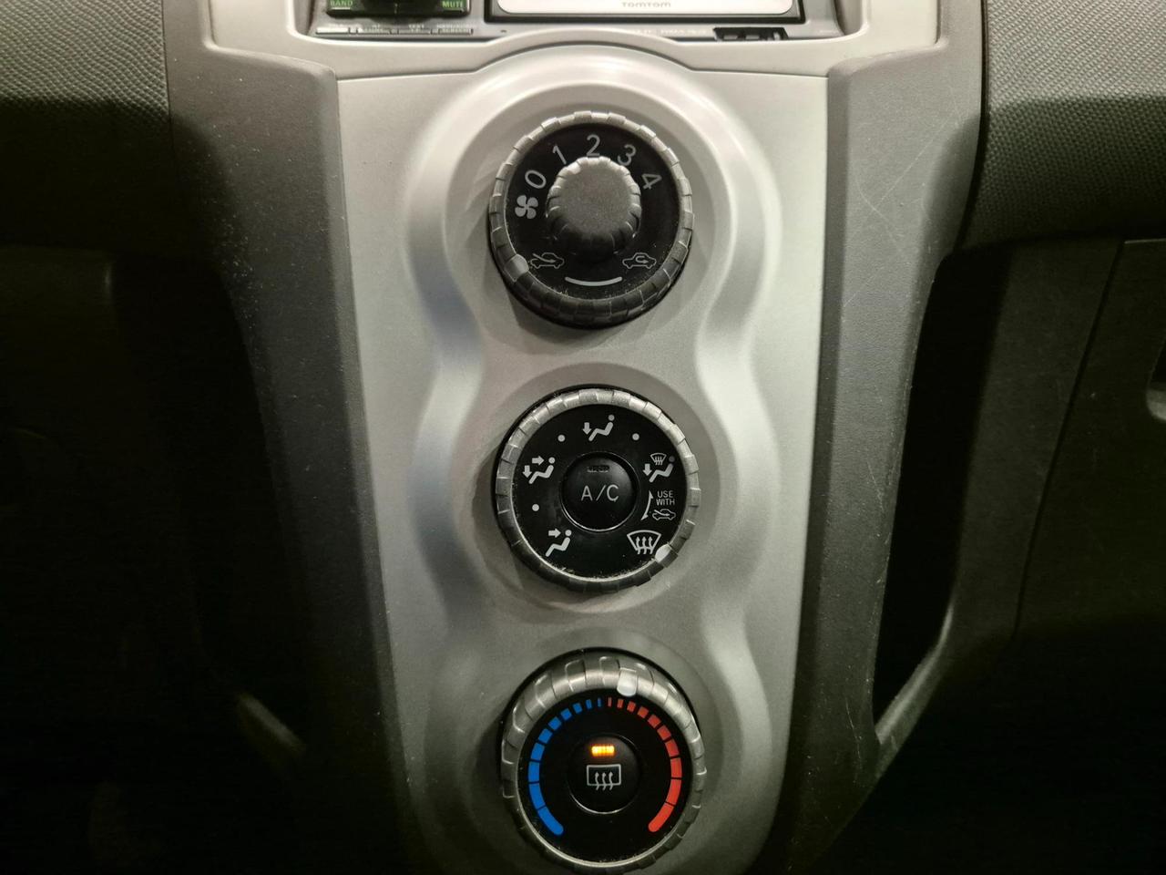 Toyota Yaris 5p 1.3 Navy - NEOPATENTATI - Navi - Clima