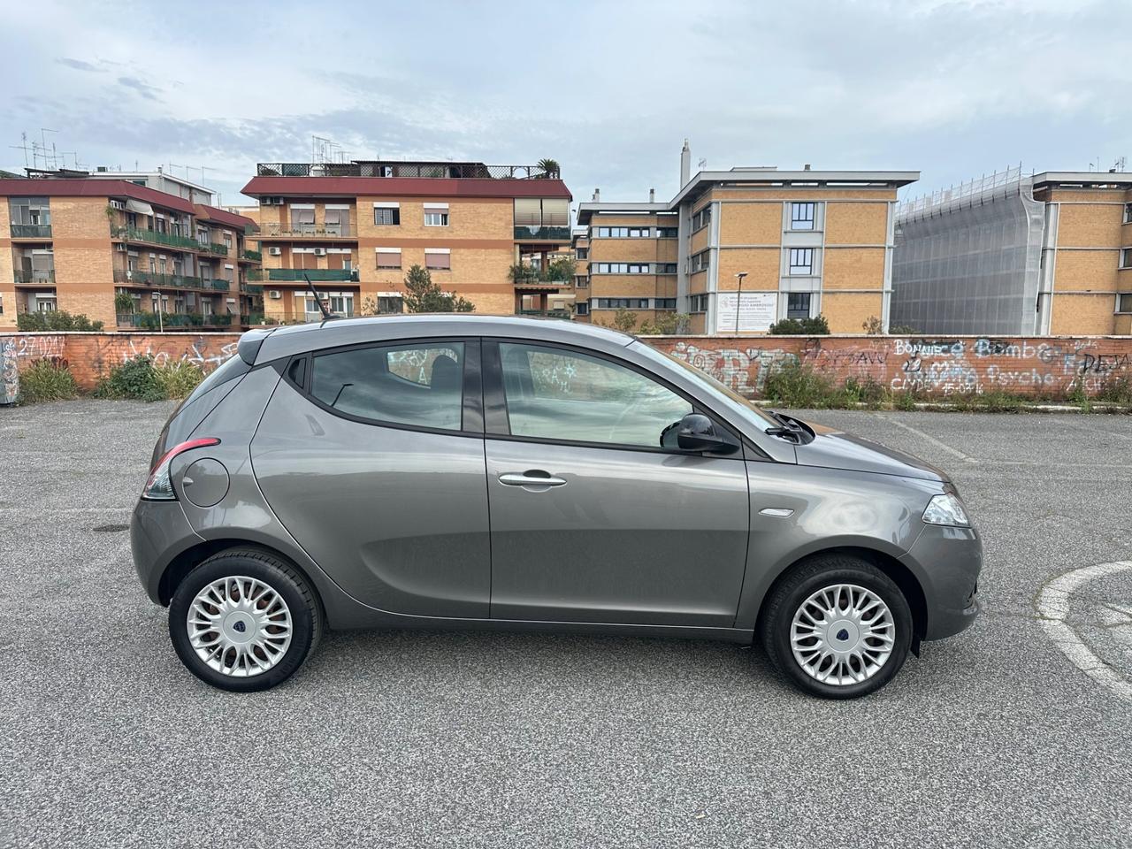 Lancia Ypsilon 1.0 Firefly Hybrid Silver