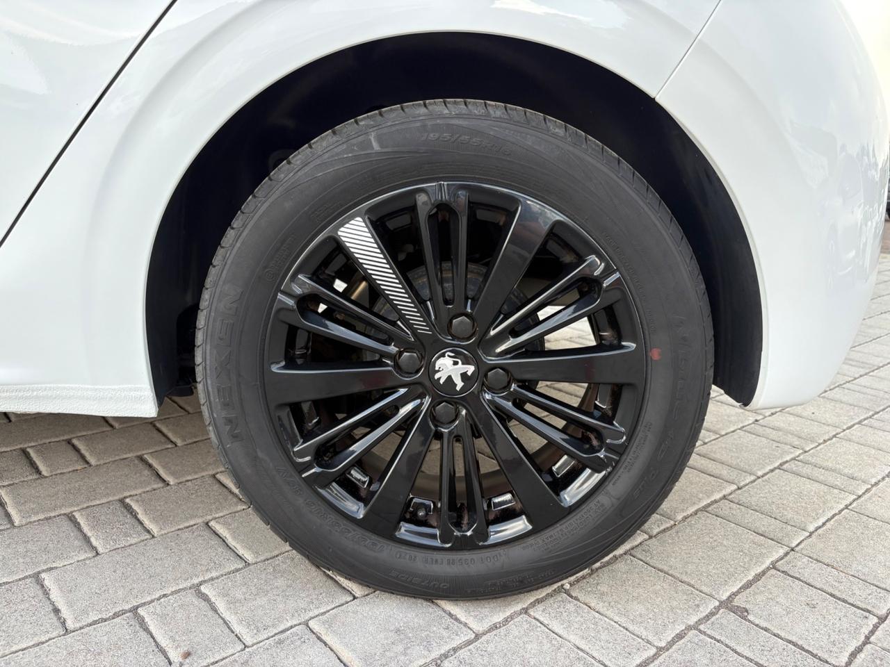 Peugeot 208 PureTech 82 5 porte Allure