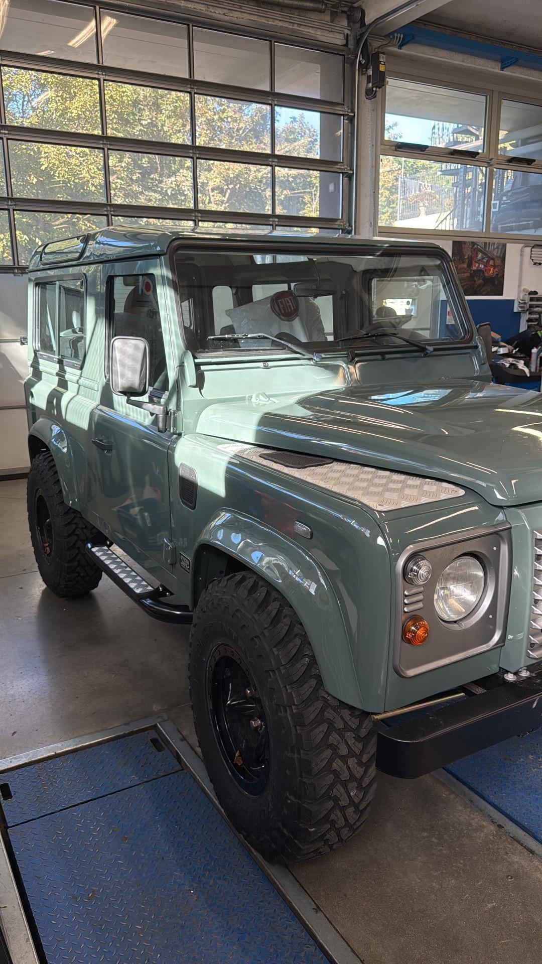 Land Rover Defender 90 2.4 TD4 Station Wagon SE