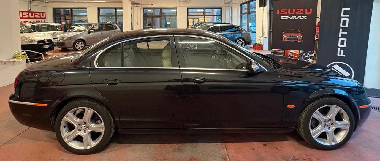 JAGUAR S-TYPE CAMBIO AUT. .Diesel 2700 CV 207 con Km 156.642 certificati