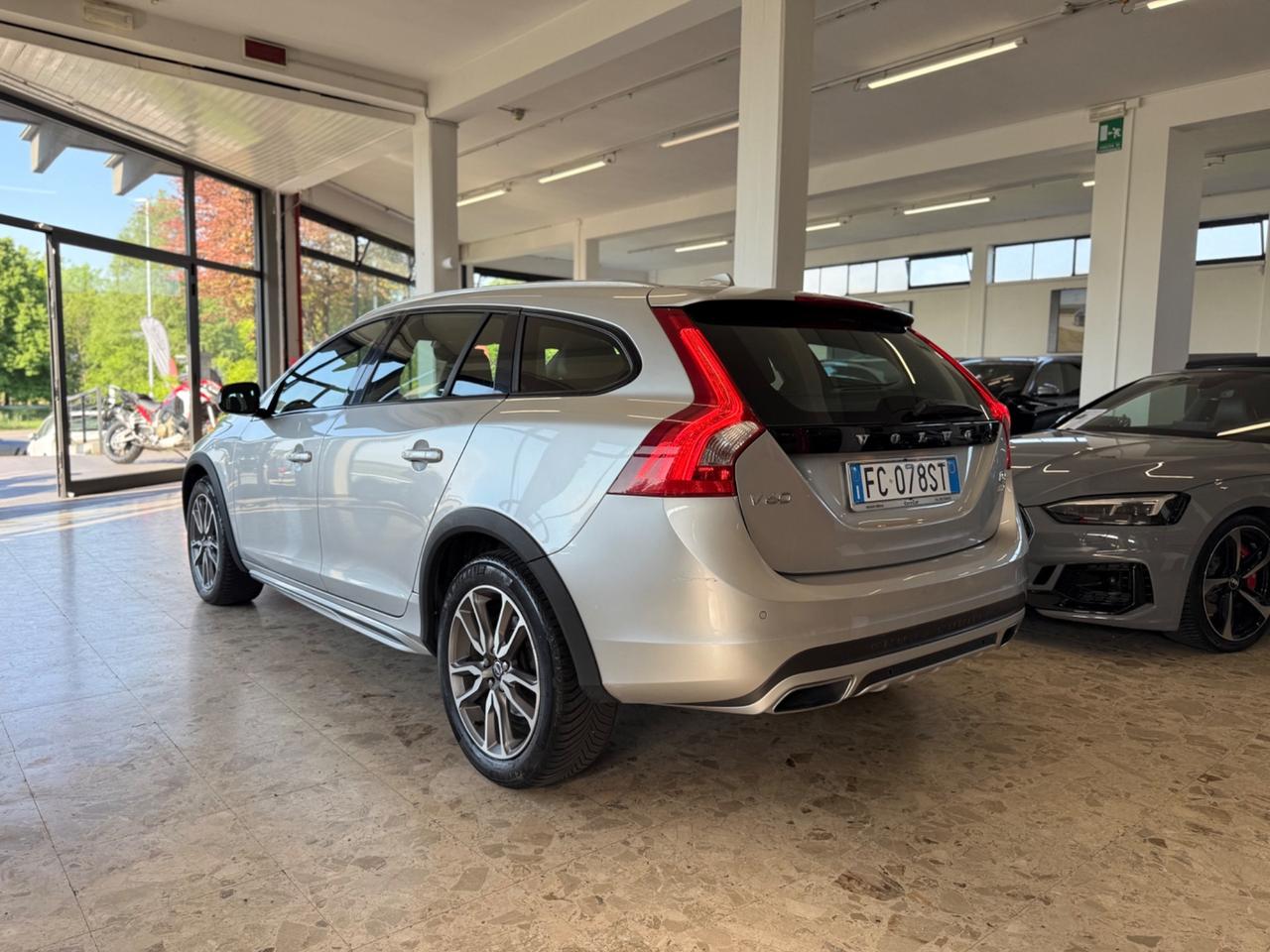 Volvo V60 Cross Country D4 AWD Aut Momentum 09/2016 Euro 6B