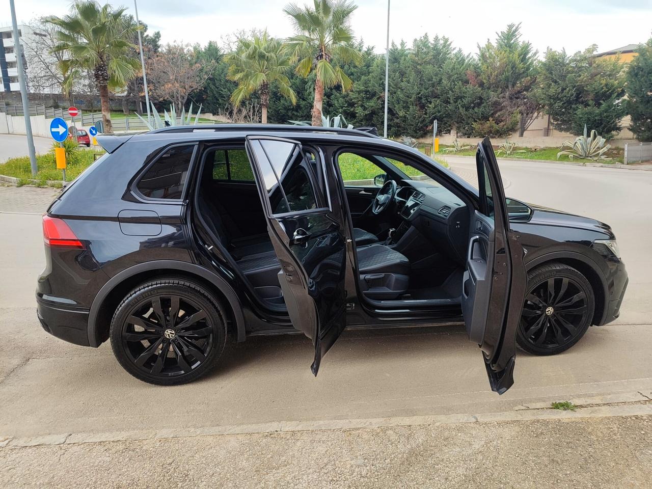 Volkswagen Tiguan 2.0 TDI 150 CV DSG R-Line TETTO APRIBILE