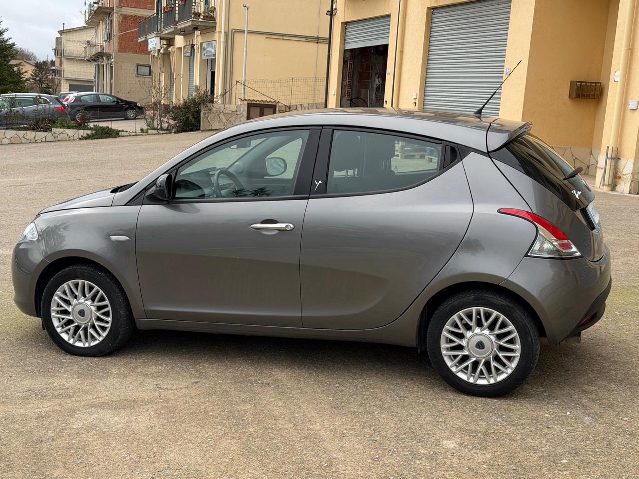 Lancia Ypsilon 1.2 69 CV 5 porte NEOPATENTATI