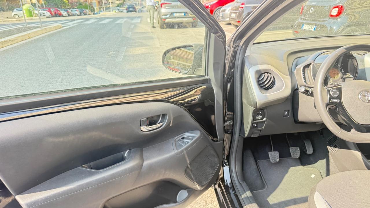 Toyota Aygo 1.0 VVT-i 69 CV 5 porte x-PLAY LED CAR PLAY KAMERA PDC BLUETOOH CERCHI 16