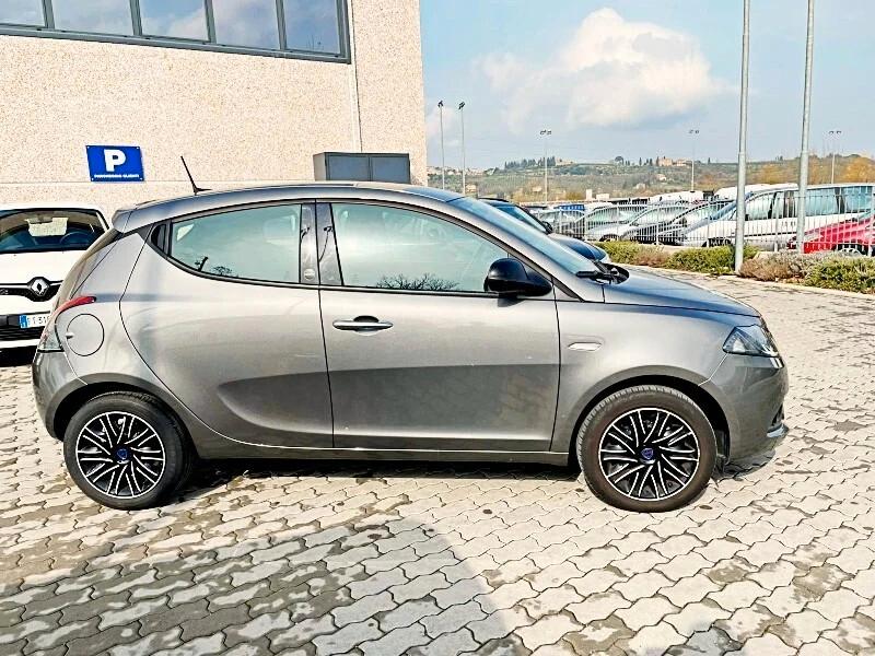 Lancia Ypsilon 1.0 FireFly 5 porte S&S Hybrid Ecochic Silver