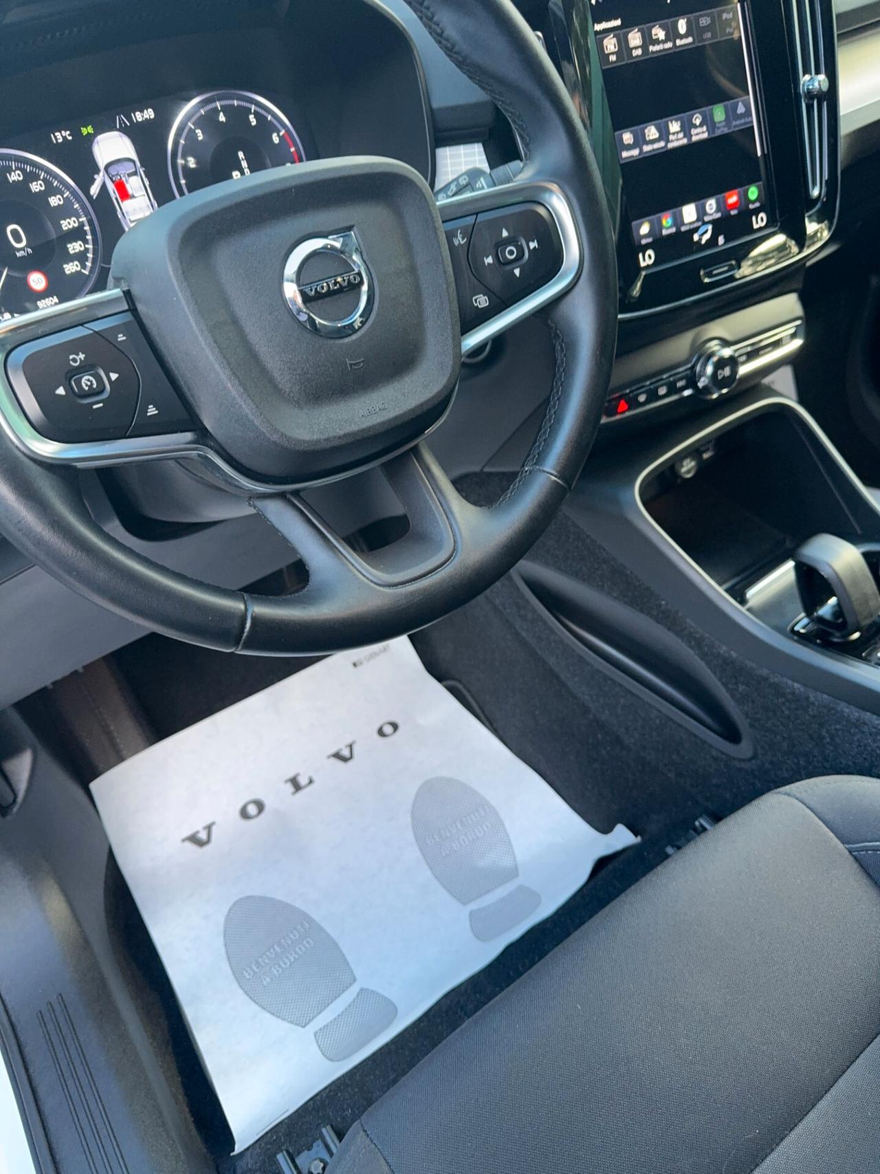 Volvo XC40 T2 automatico MOMENTUM PRO