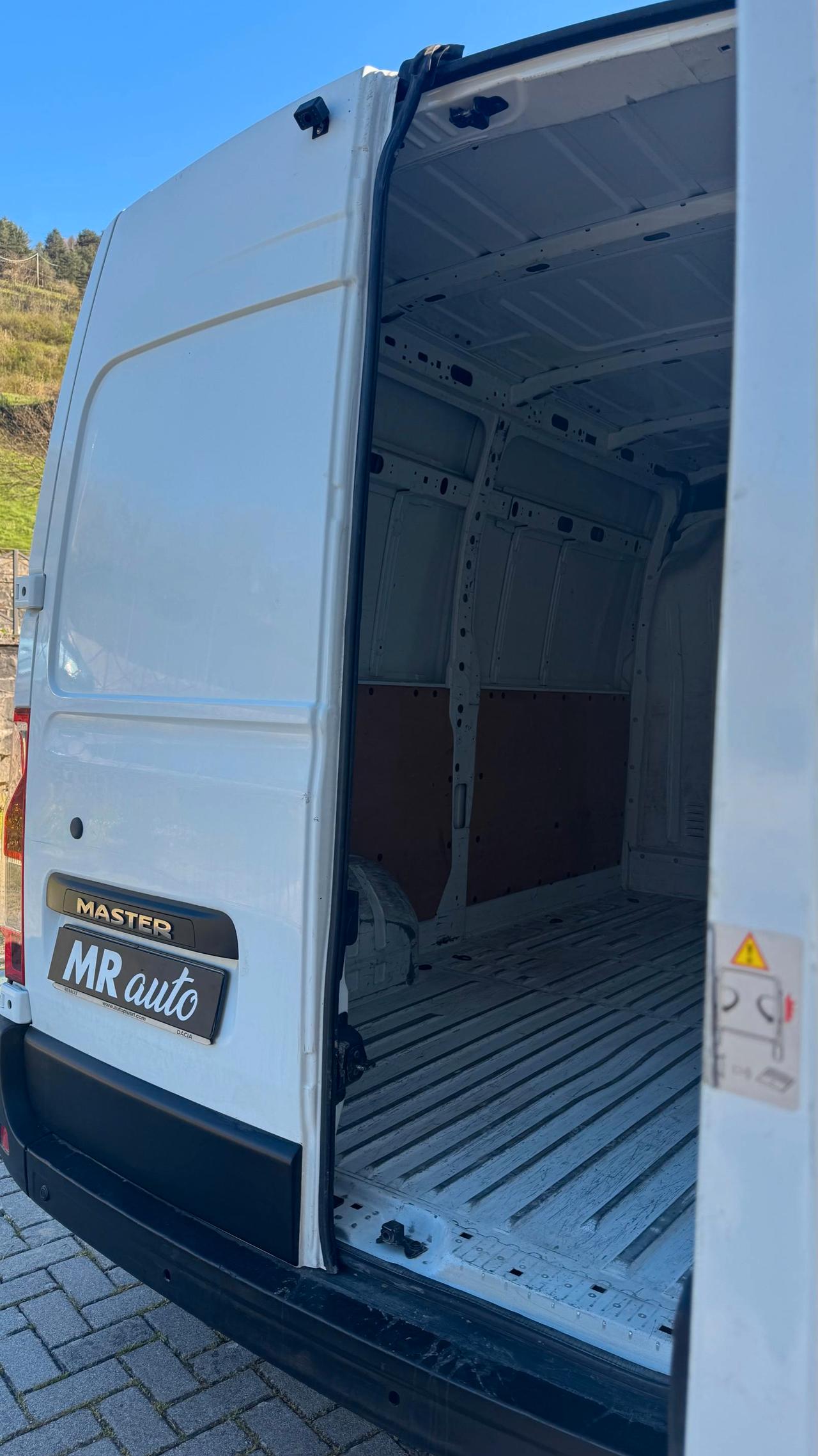 RENAULT Master T33 2.3 dci 125cv L2H2 E5