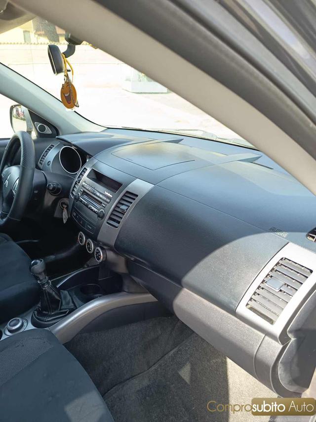 MITSUBISHI Outlander 2.0 DI-D Instyle 7 p.ti DPF