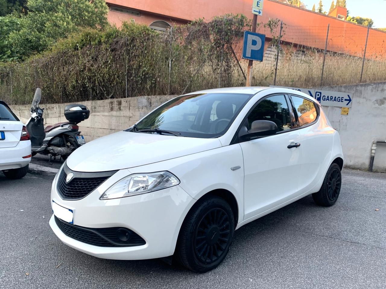Lancia Ypsilon 1.0 HIBRIDA 2021 KM23980
