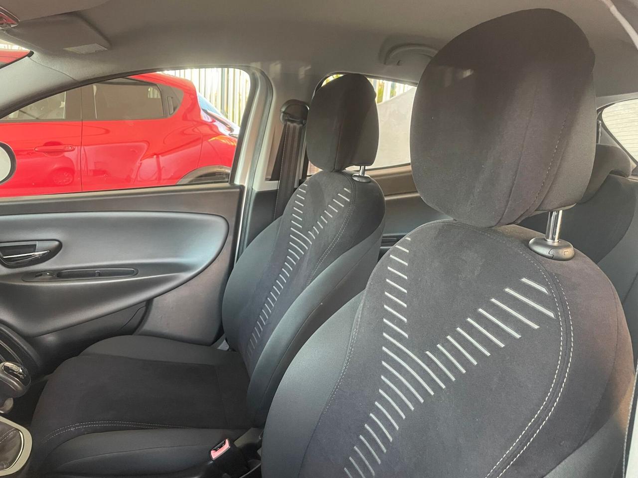 Lancia Ypsilon 0.9 TwinAir 85 CV 5 porte S&S Platinum