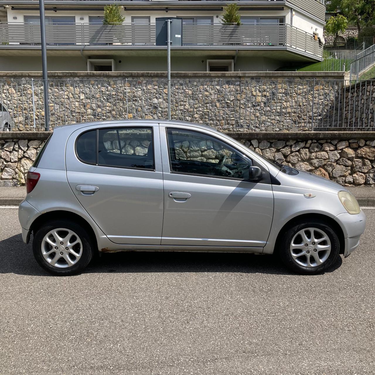 Toyota Yaris 1.0i 16V cat 5 porte Sol
