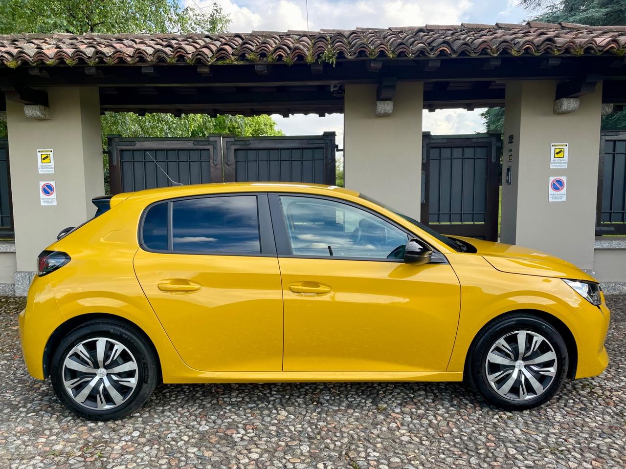 Peugeot 208 PureTech 1.2 Active *SOLO 27000 KM*