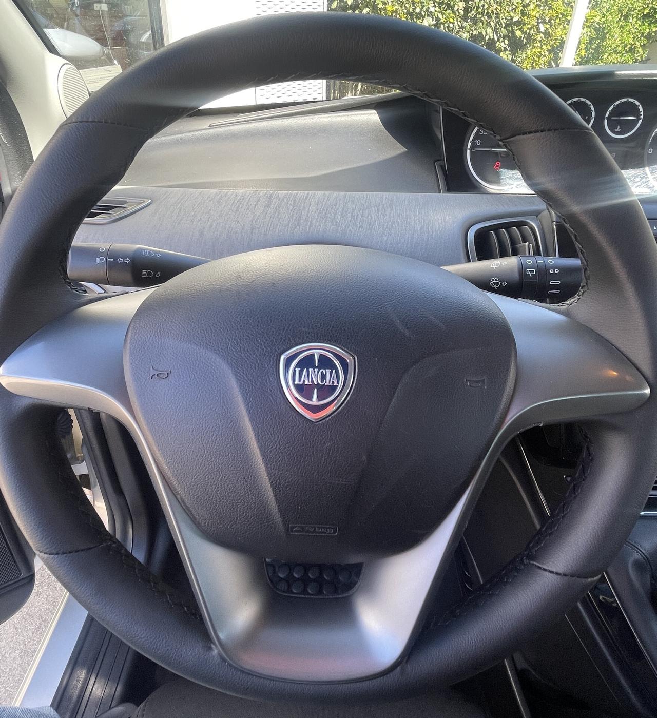 Lancia Ypsilon 1.2 69 CV Silver - neopatentati