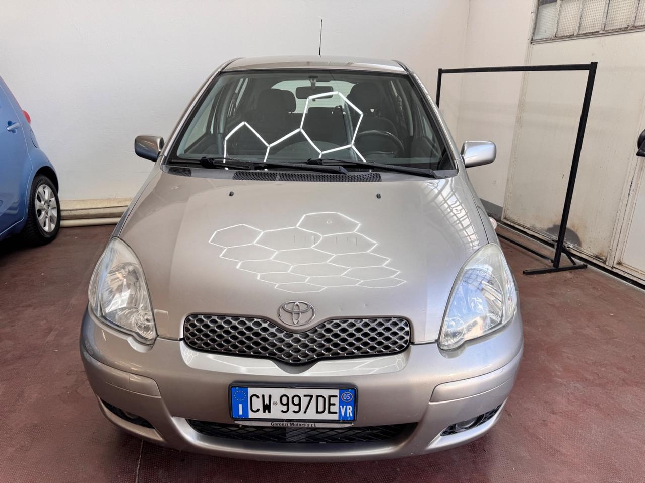 Toyota Yaris 1.0i 16V cat 5 porte Sol