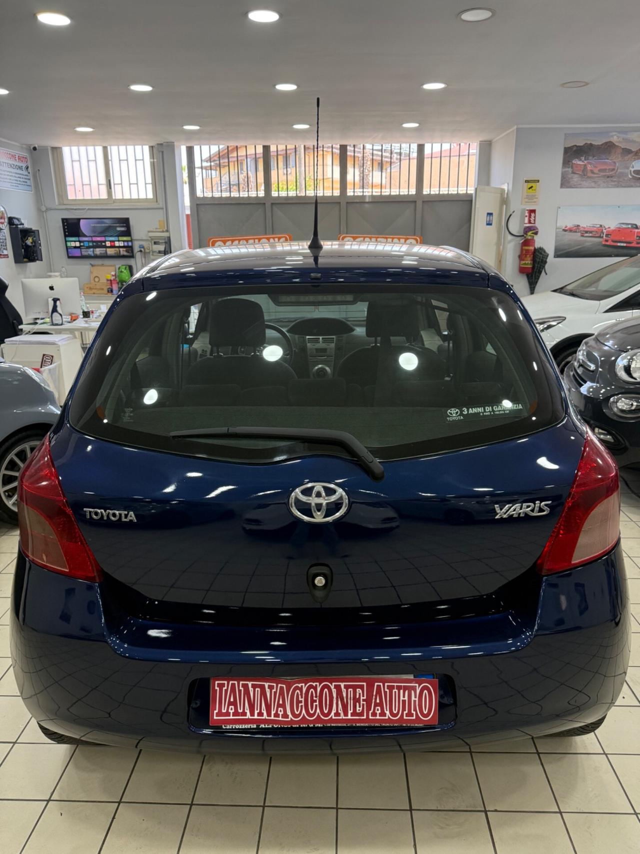 Toyota Yaris 1.0 benzina nuova