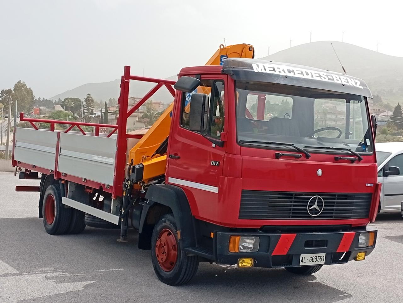 Mercedes Benz cassonato con Gru Effer