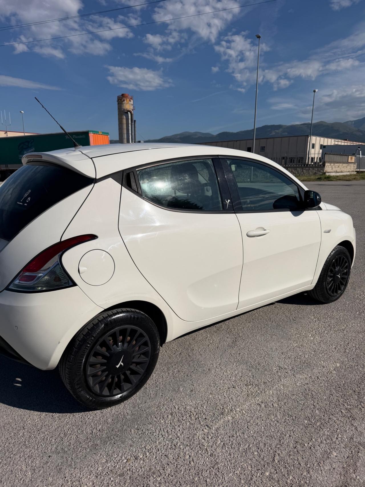 Lancia Ypsilon 1.2 69 CV 5 porte Silver