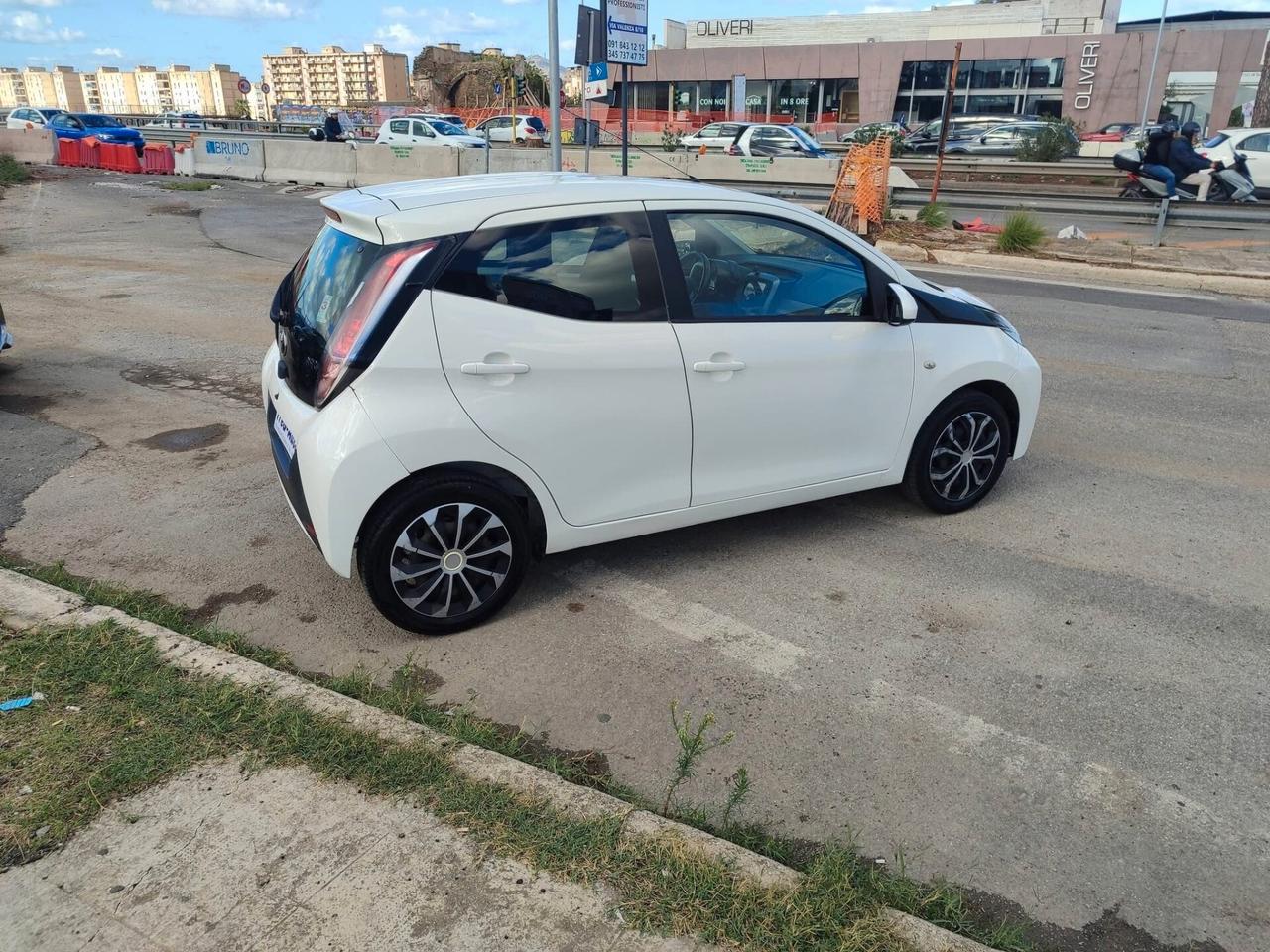 Toyota Aygo 1.0 VVT-i 69 CV 5 porte x-play