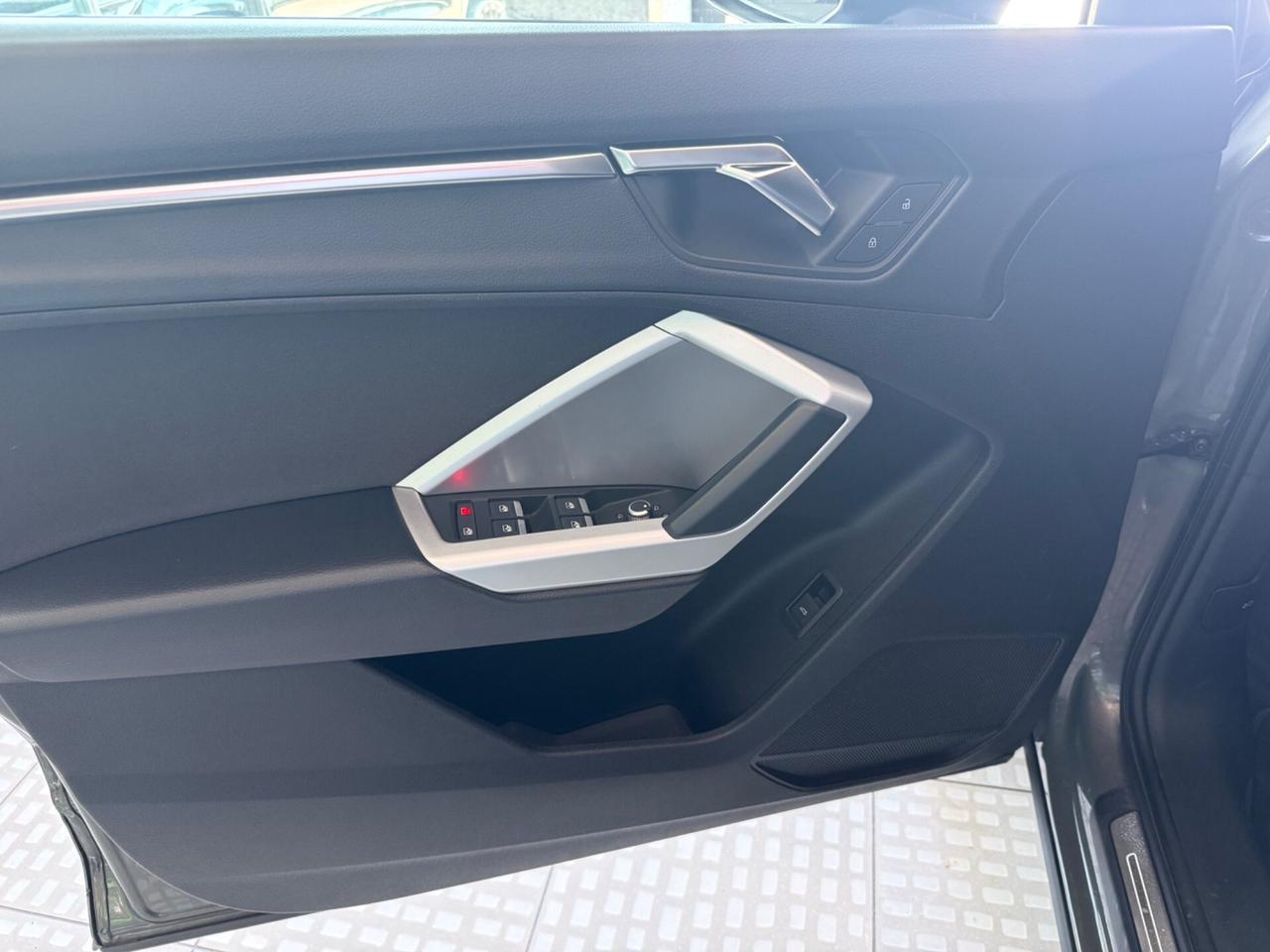 Audi Q3 35 TDI S tronic Identity Black SLine