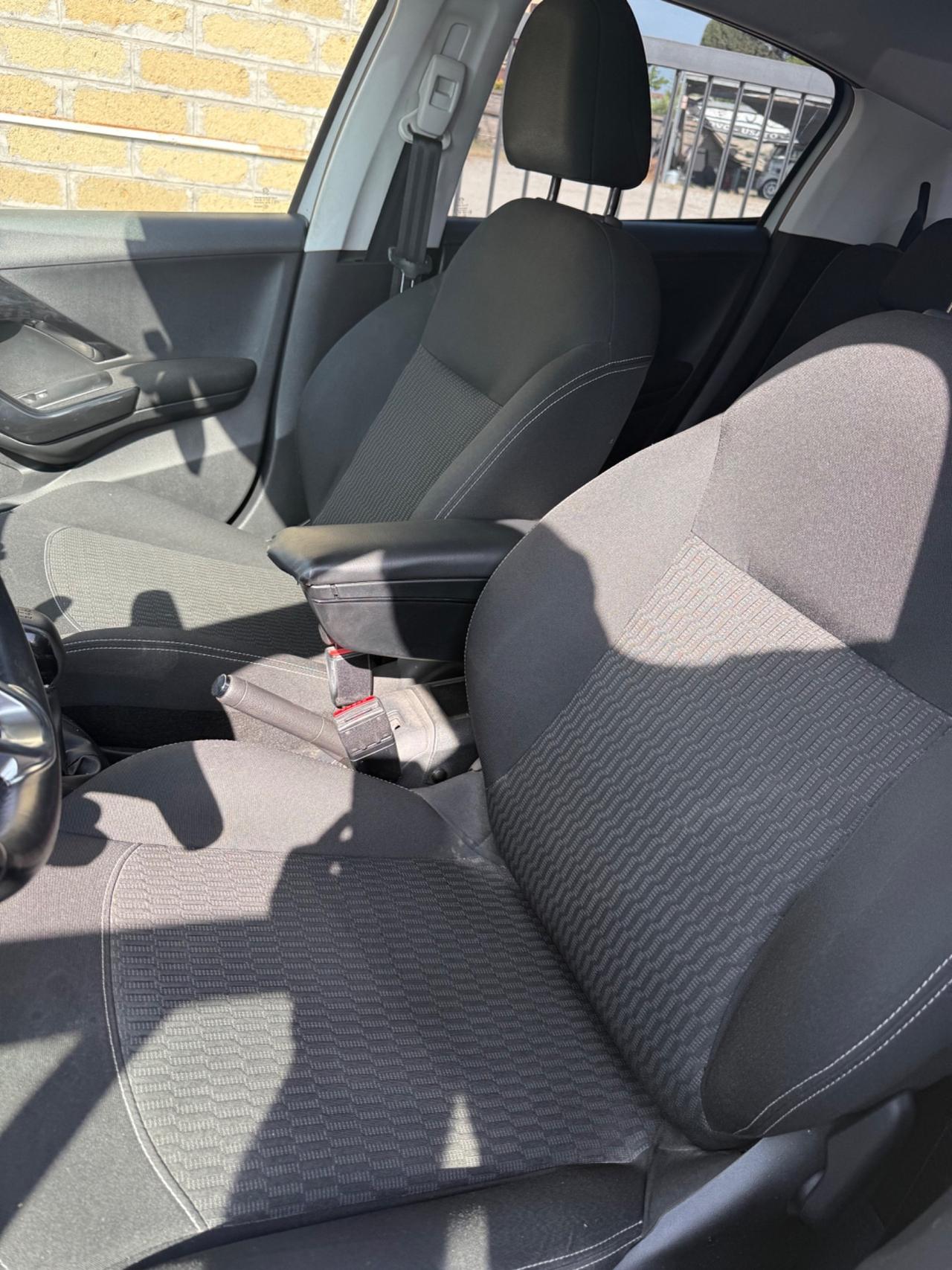 Peugeot 208 PureTech 82 5p. GPL Allure