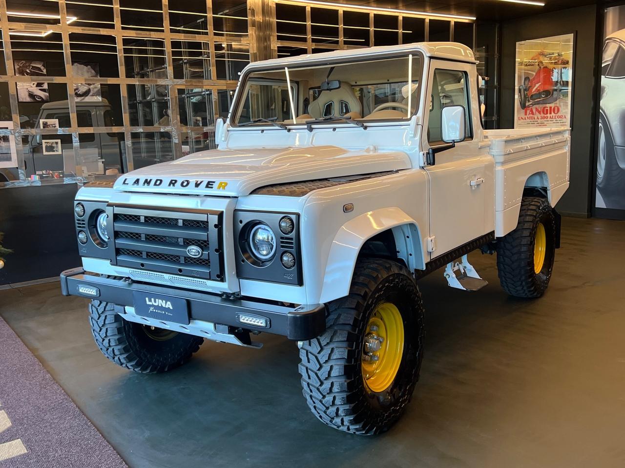 Land Rover Defender 110 2.4 TD4 High Capacity Pick Up E "The world's style"