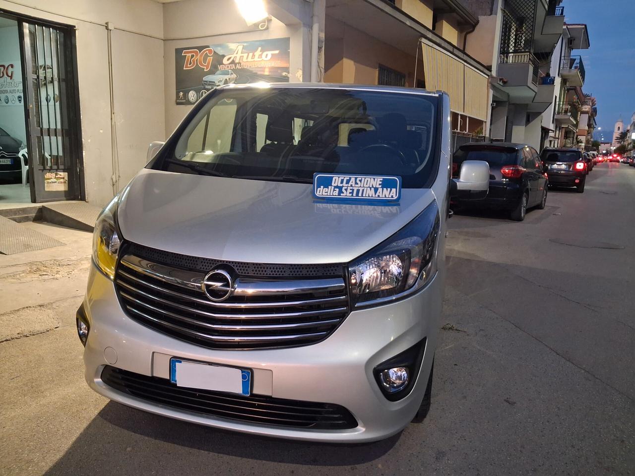Opel Vivaro 1.6 CDTI uni pro 9 posti (Gancio train
