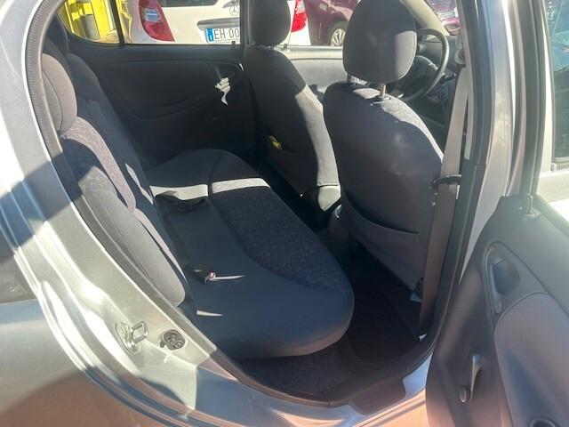 Toyota Yaris 1.3i 16V cat 5 porte