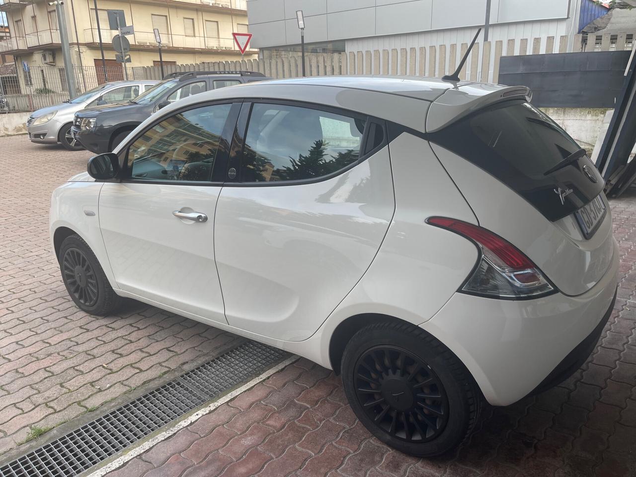 Lancia Ypsilon 1.0 FireFly 5 porte S&S Hybrid Ecochic Silver