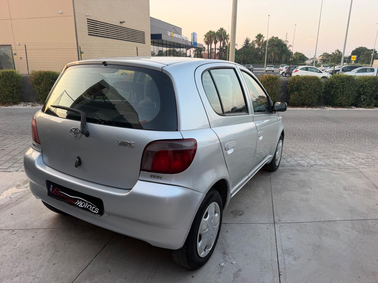 Toyota Yaris 1.0i 16V cat 5 porte Sol