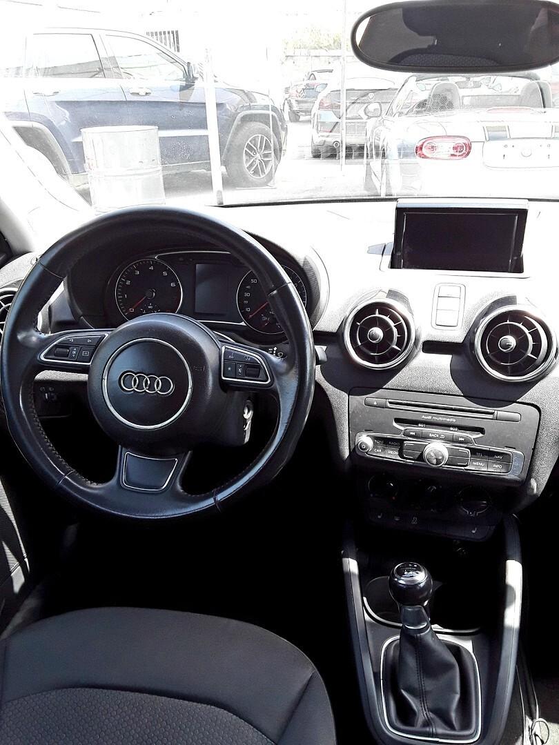 AUDI A1 1.0 TSFI 5P total blak