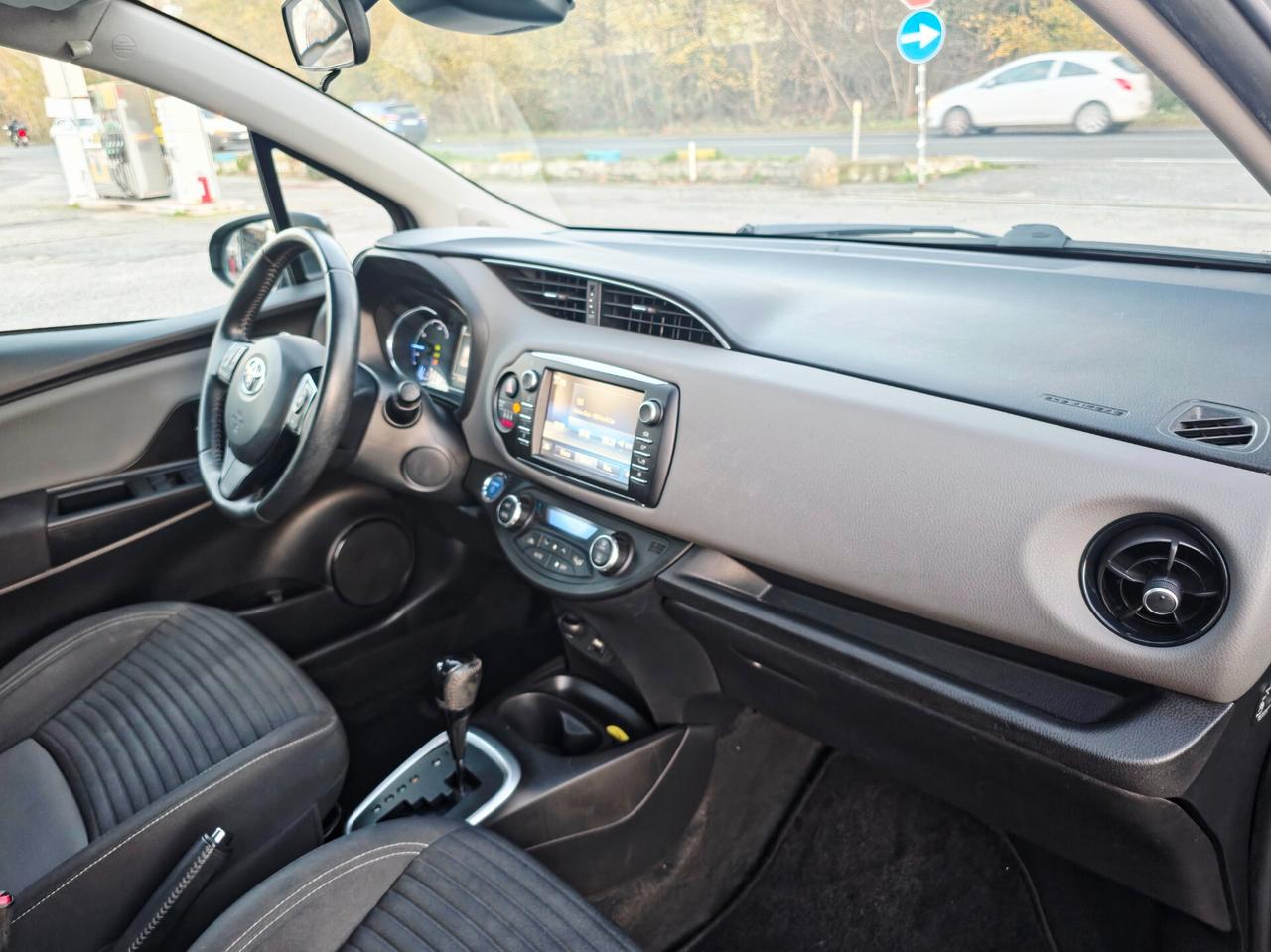 Toyota Yaris 1.5 Hybrid 5 porte Business 2017-E6B Automatico NEO