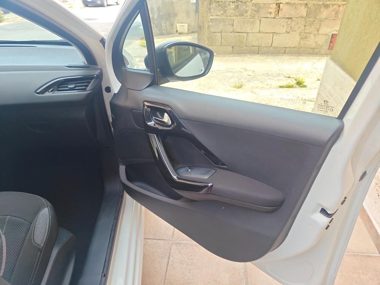 Peugeot 208 1.2 VTi Active Ok neop