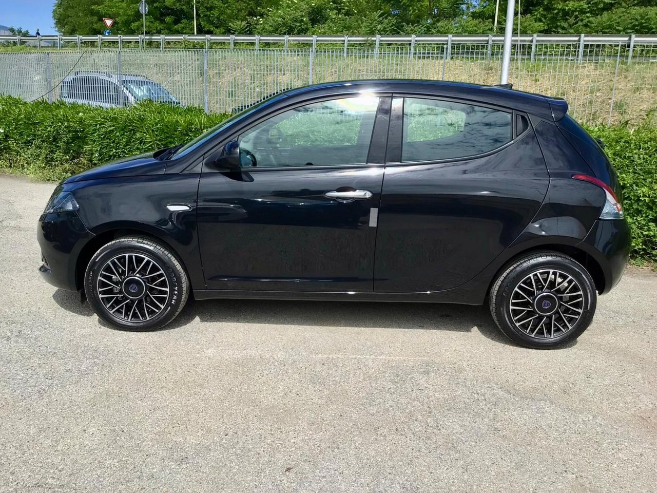 Lancia Ypsilon 1.0 FireFly 5p Hybrid Platino