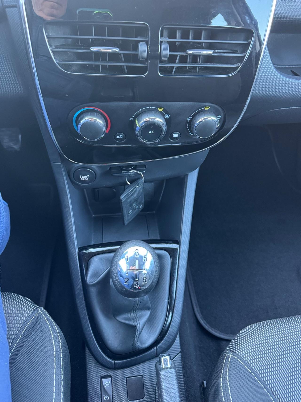Renault Clio 1.2 75CV 5 porte neopatentati