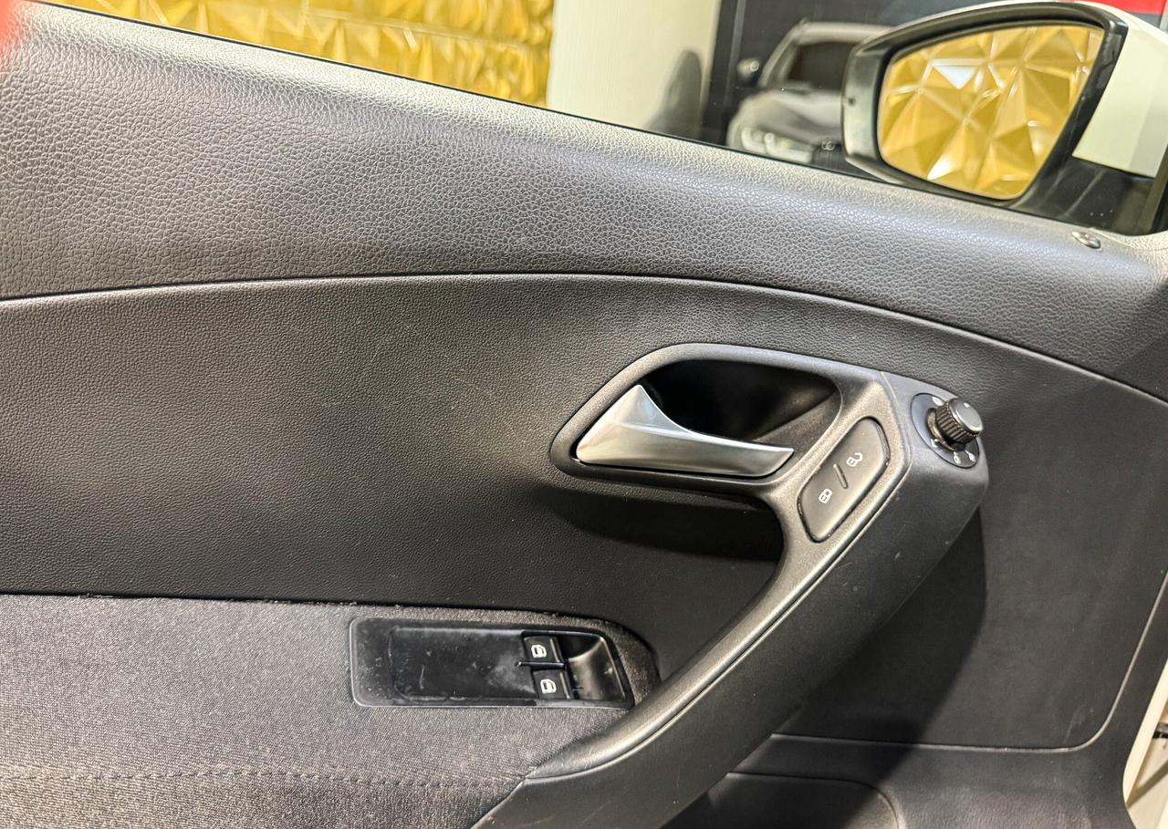 VOLKSWAGEN Polo 5 serie - 2013
