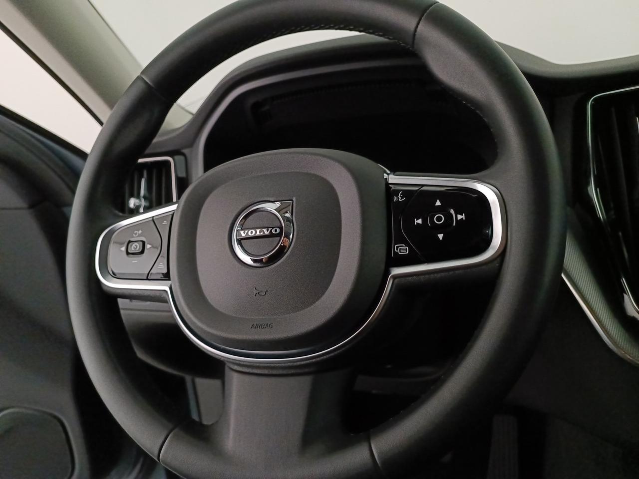 VOLVO XC60 2.0 b4 Plus Dark auto