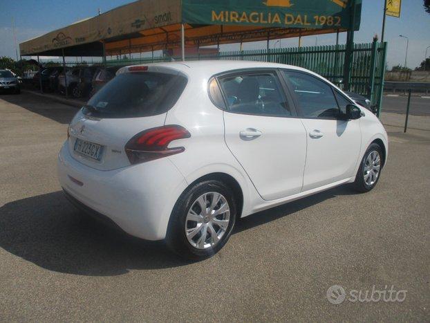 Peugeot 208 Peugeot 208 208 PURE TECH 1.2 BENZ 82