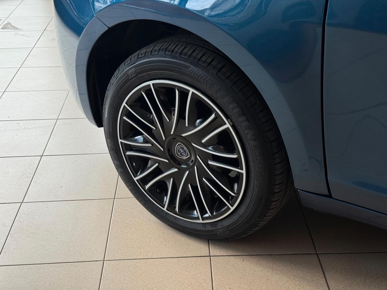 Lancia Ypsilon LANCIA YPSILON 1.0cc 69Cv Platino