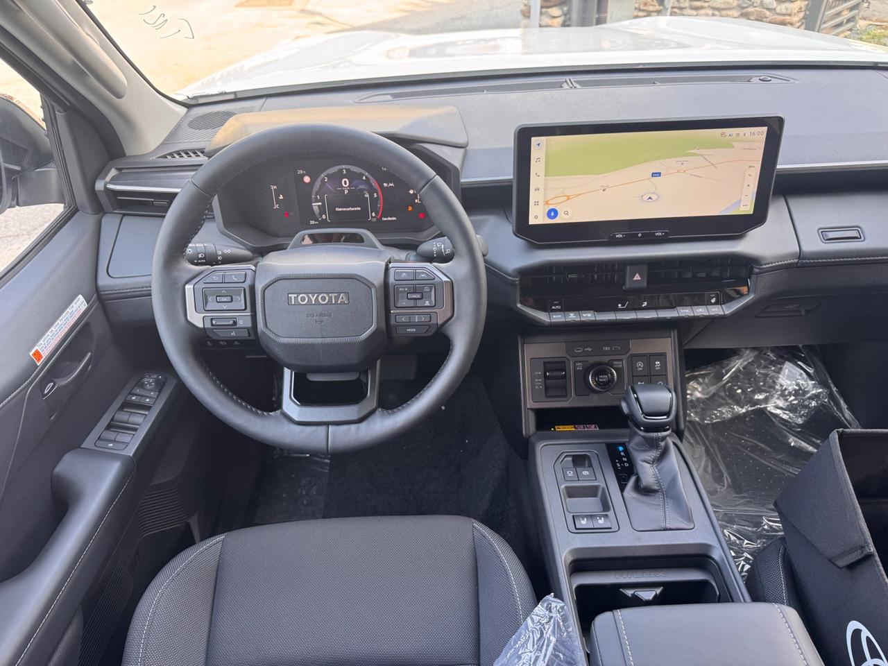 Toyota Hilux 2.8 D-4D A/T 4WD 48V 4 porte Double Cab Invincible