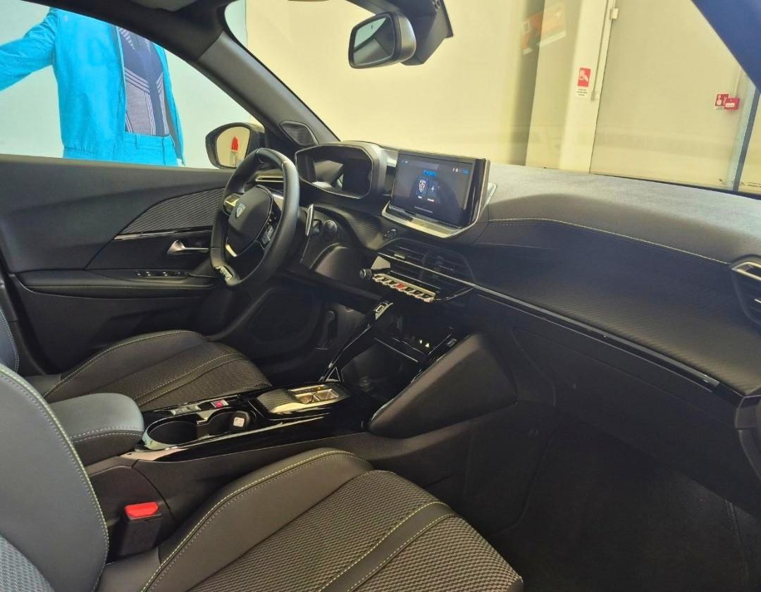 PEUGEOT 2008 GT Hybrid 136 e-DCS6