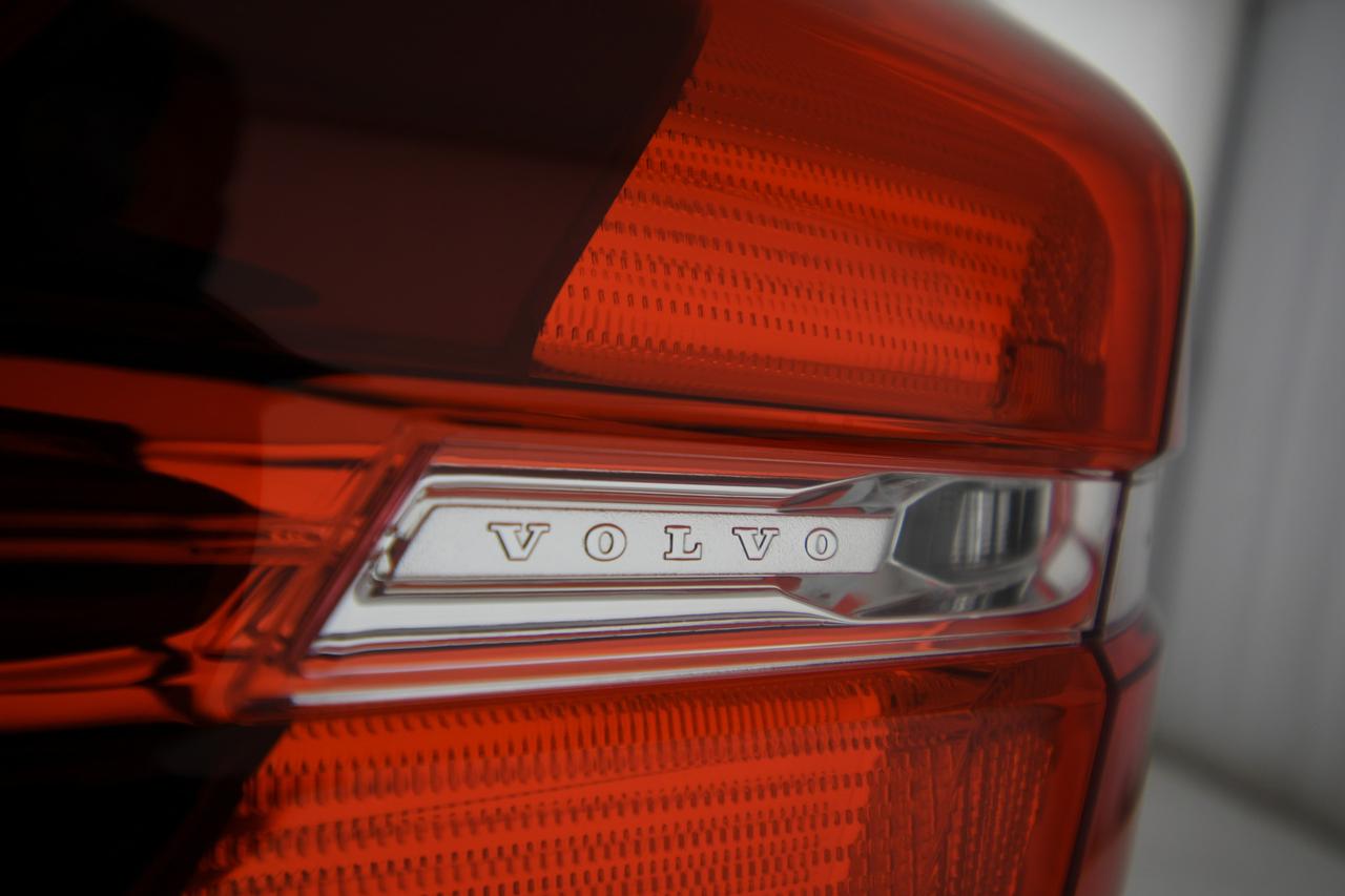 VOLVO XC60 2.0 b4 Momentum awd auto CAMERA+APP CONNECT+FULL LED