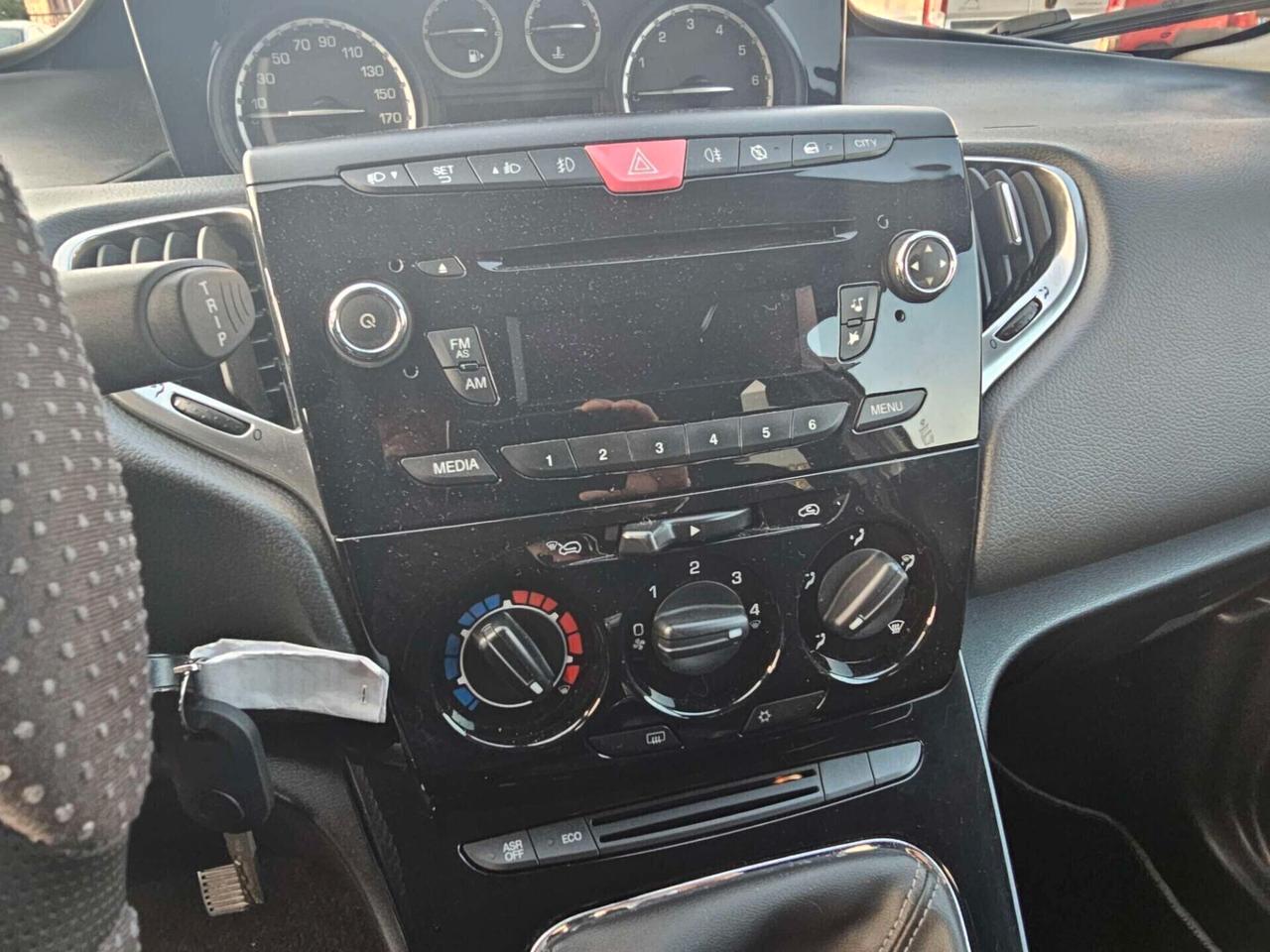 Lancia Ypsilon 0.9 TwinAir 85 CV 5 porte S&S Platinum