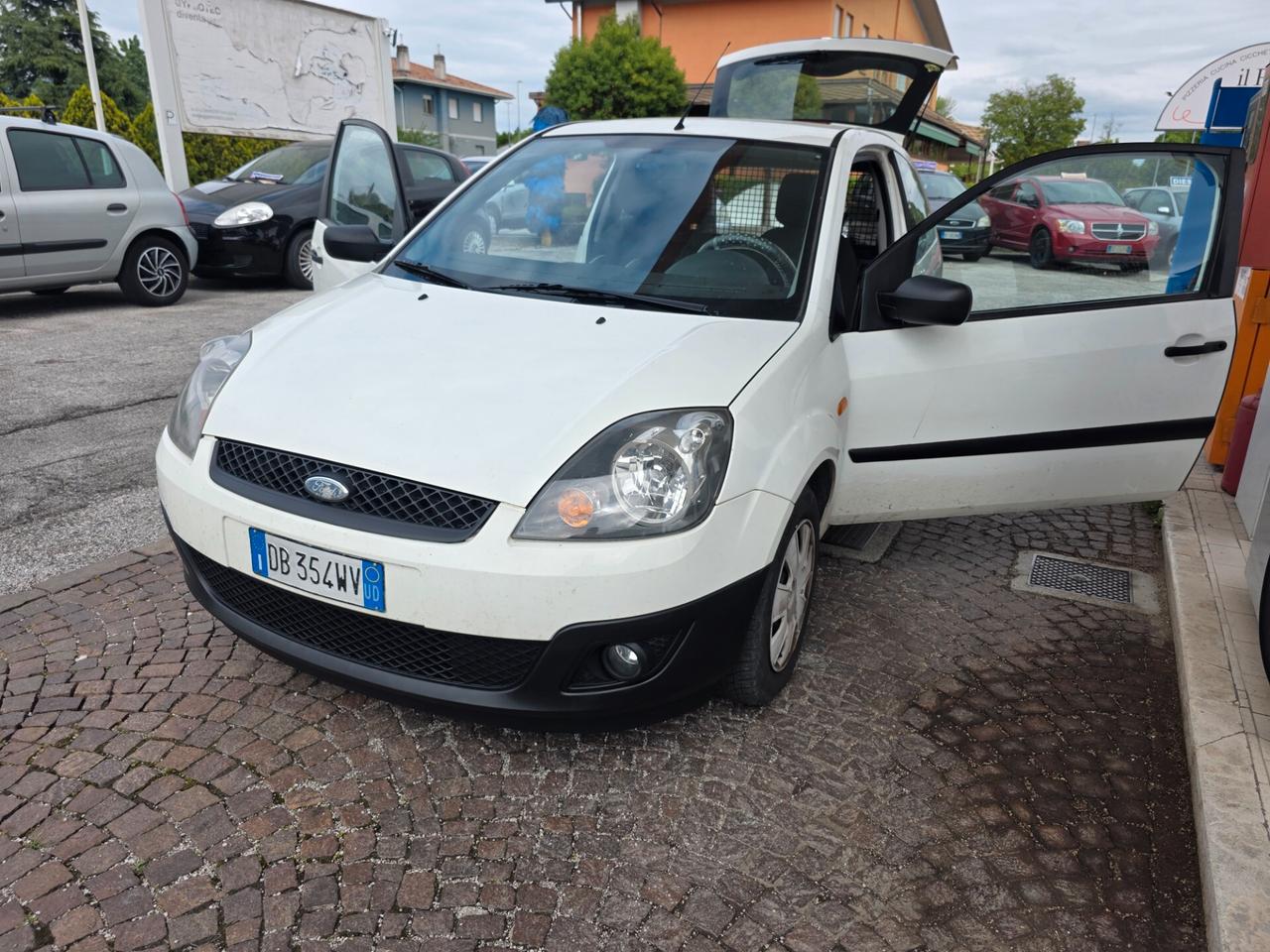 Ford Fiesta 1.4 TDCi 3p. Van con 232.000km Neopatentati ok
