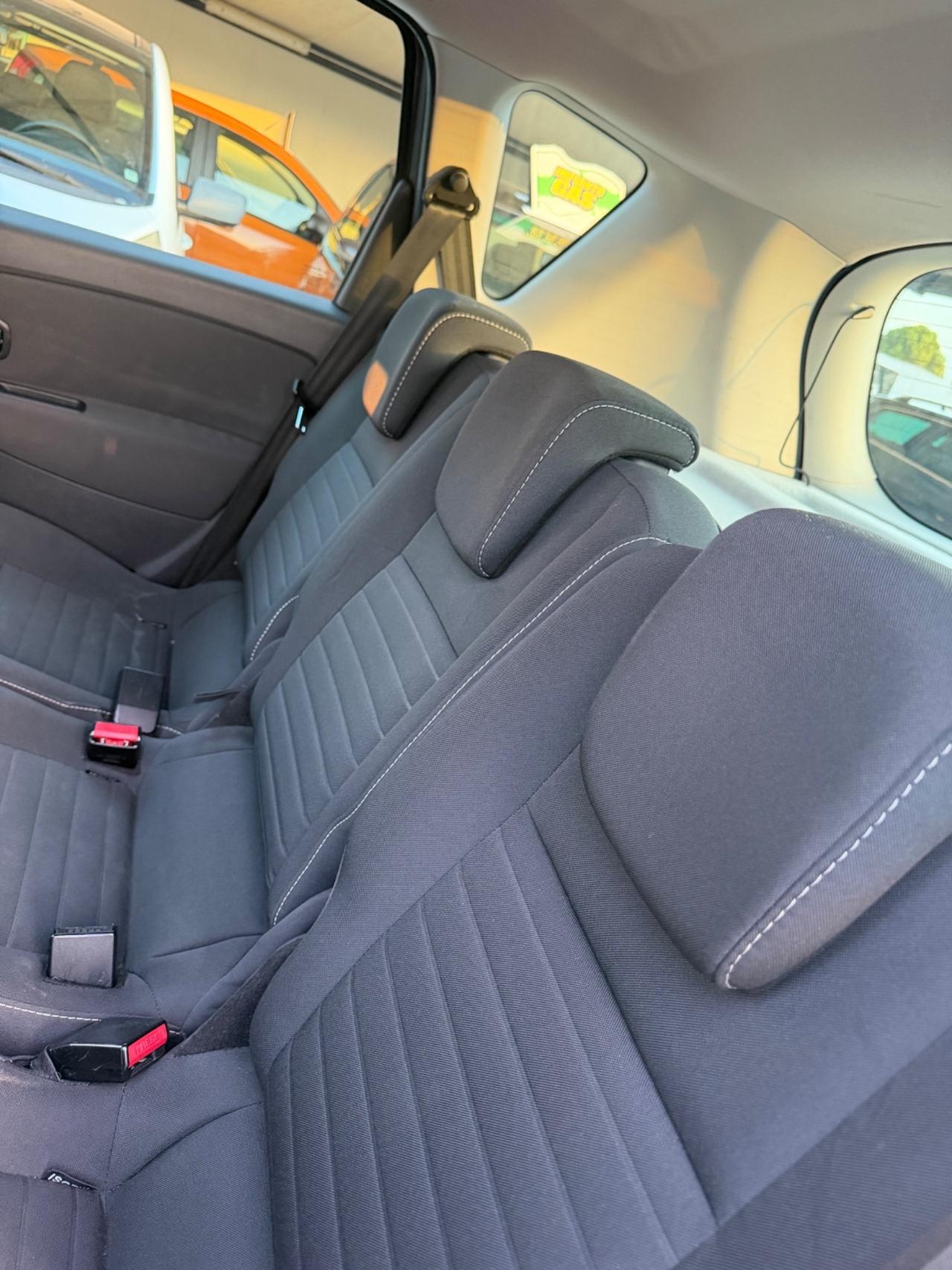 Renault SCENIC 1.5 dCi 110CV 2015 - TOM TOM