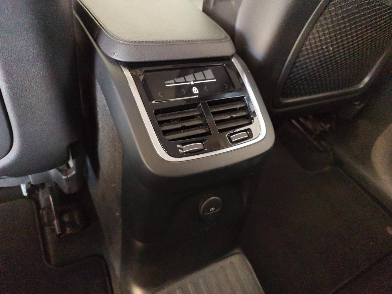 Volvo XC90 2.0 t8 phev R-design awd 303cv 7 Posti