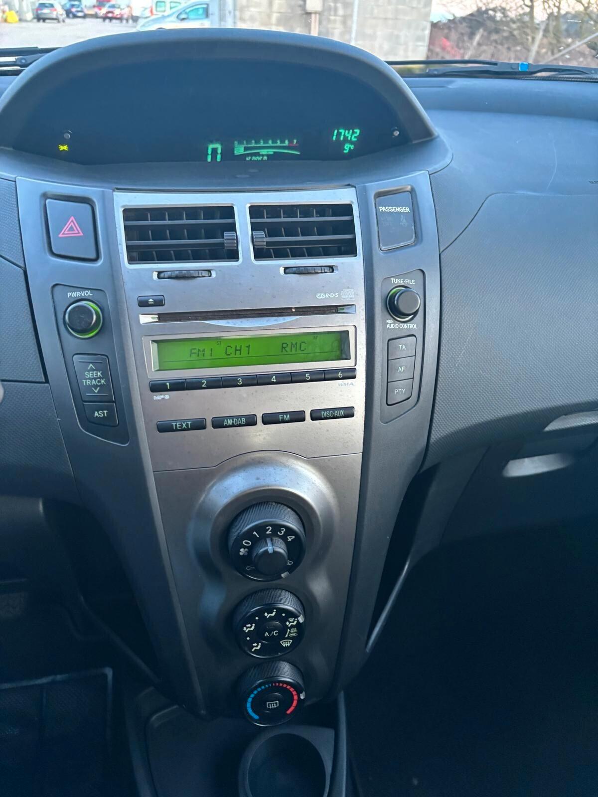 Toyota Yaris 1.0 5 porte Sol UNICO PROPRIETARIO TAGLIANDATA TOYOTA UNICO PROPRIETARIO