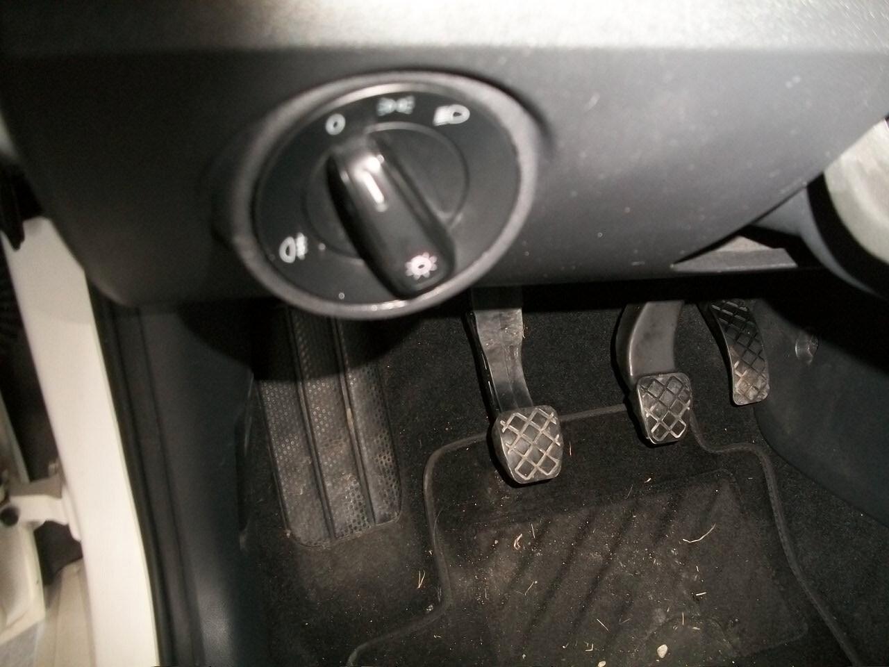 Volkswagen up! 1.0 5p. move ASG CC999 KW 44 HP 60 EURO 05 BENZINA GARANZIA UN ANNO N 08 GOMME E CERCHI E COPRI CERCHI ESTIVE E QUATRO QUATRO STAGIONI 95/100 SI NEOPATENTATI