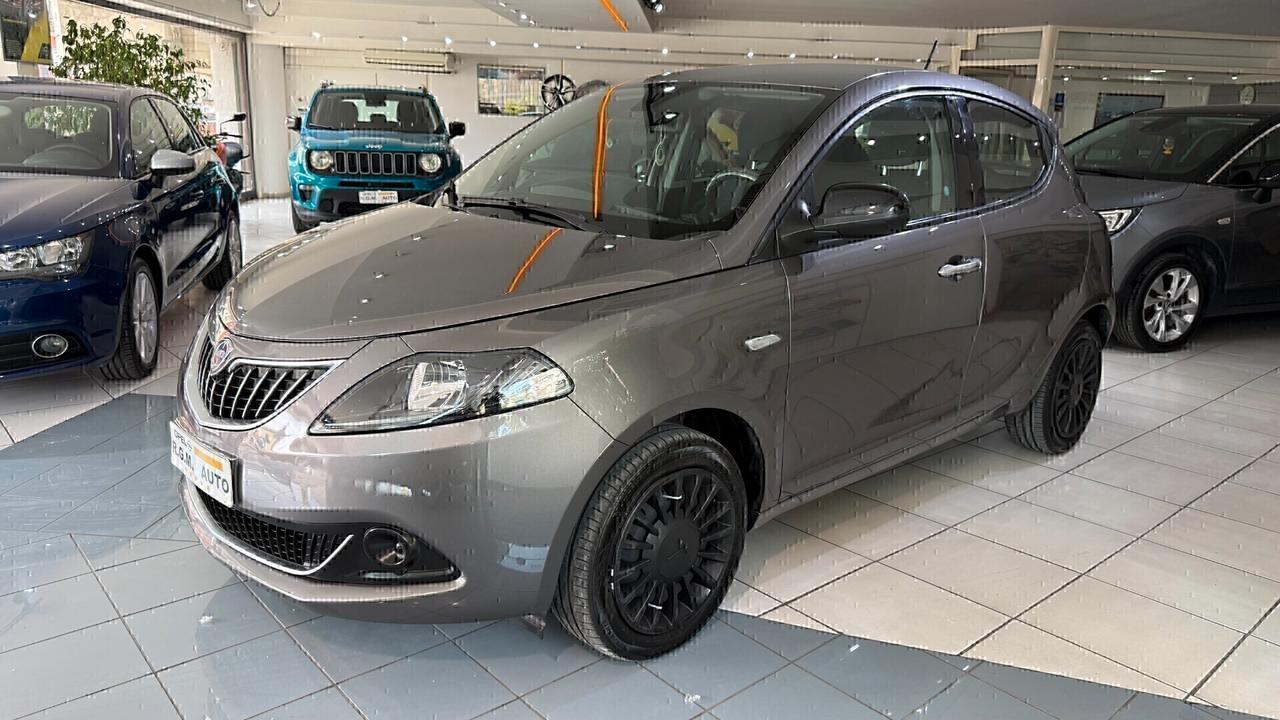 Lancia Ypsilon 1.0 FireFly 5 porte S&S Hybrid Silver