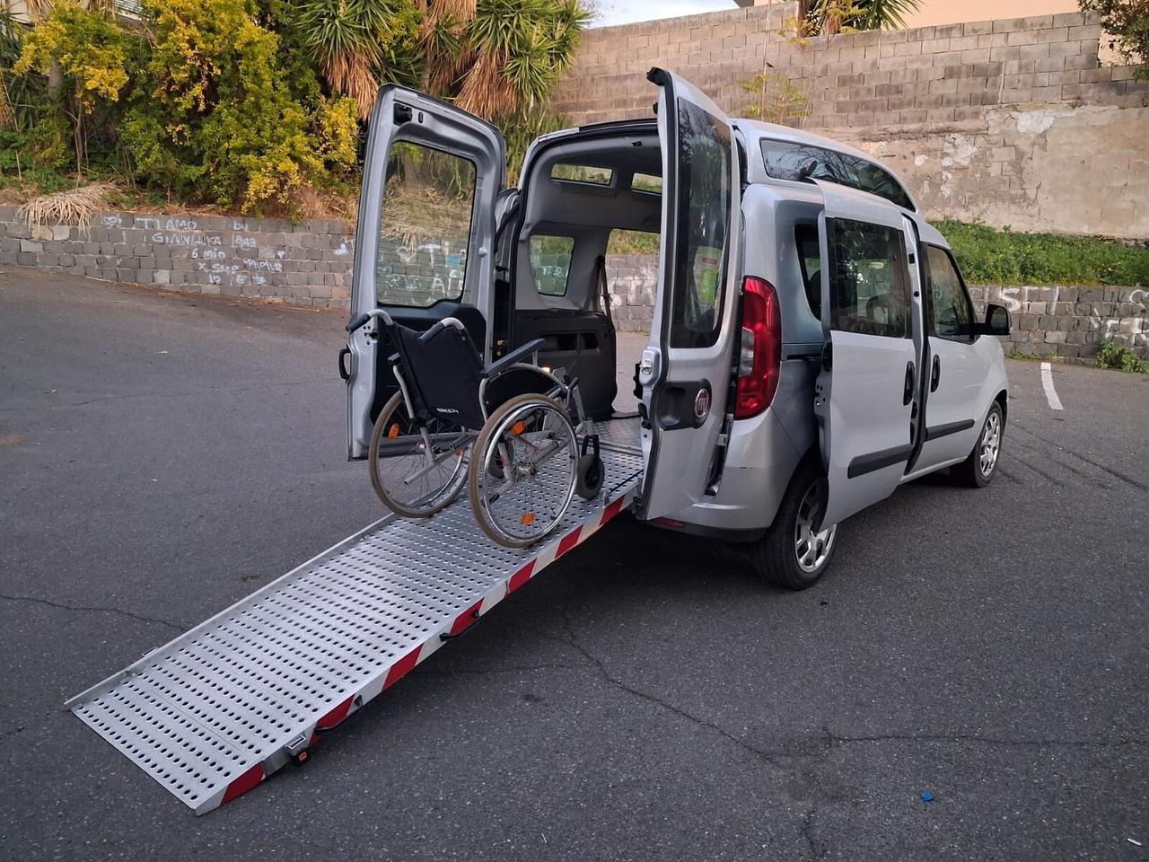 Fiat Doblo Con rampa manuale trasporto disabili in carrozzina